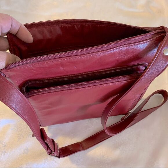 Vintage Wilsons Red Leather Crossbody Handbag 3 Compartments Wallet Area Zip Up - Picture 8 of 8
